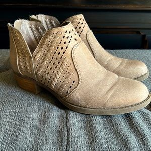 Carlos Booties size 7.5 Gently worn neutral color super comfy great for Fall